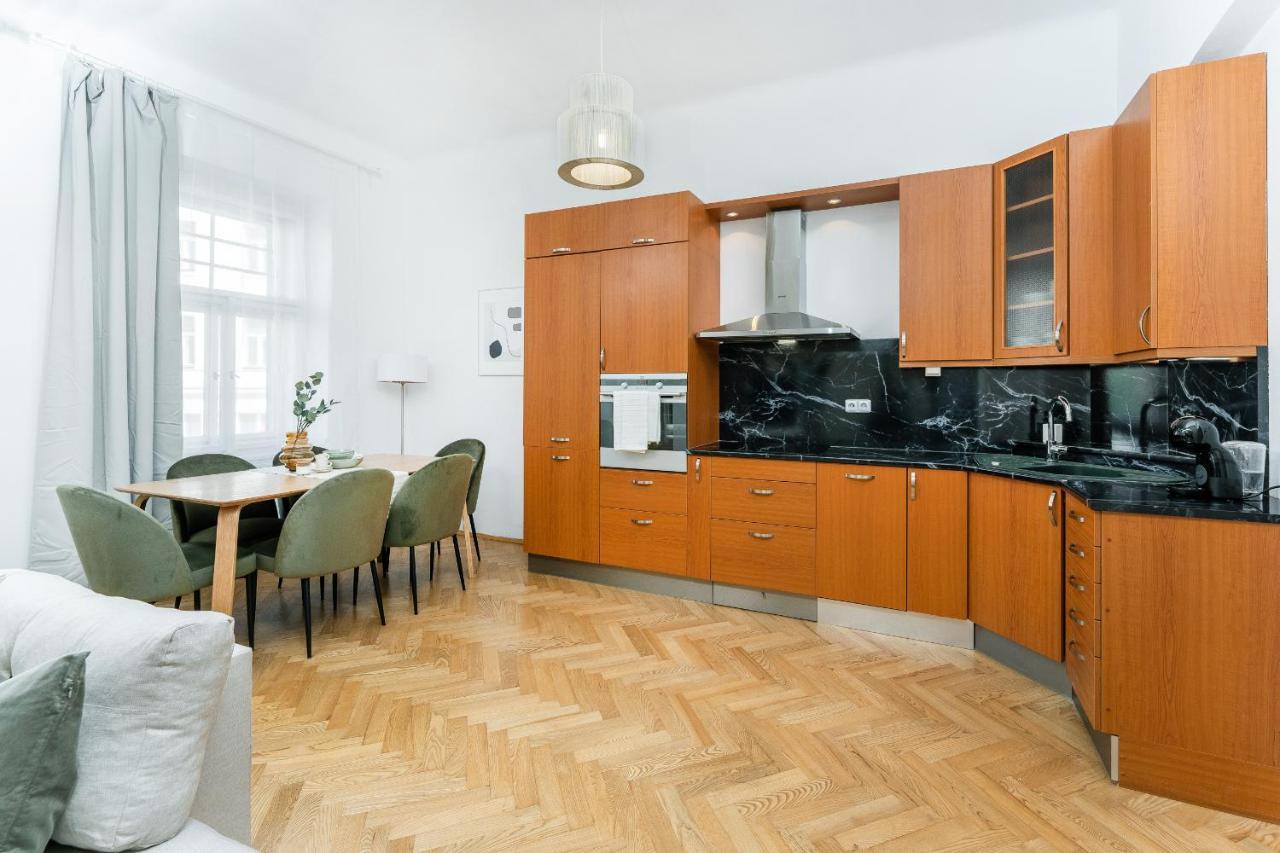 Spacious Near Center Apartment *